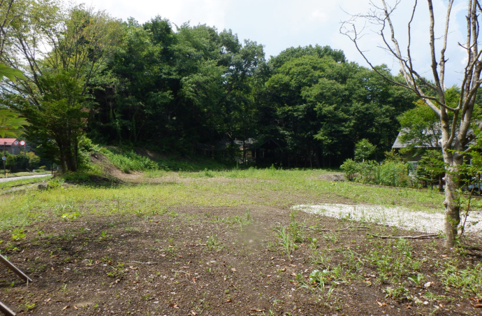 国道18号バイパス沿いに位置する平坦な敷地。店舗等の事業用としても利用可能な即建築できる東南角地の土地