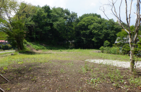 国道18号バイパス沿いに位置する平坦な敷地。店舗等の事業用としても利用可能な即建築できる東南角地の土地