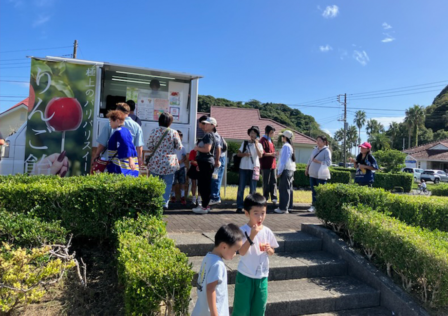 「リンゴノウタゲ」さん(りんご飴)